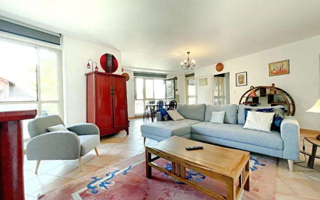Nice 110m With Balcony In The Downtown