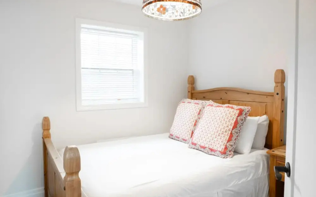Detached Victorian Style Tiny Home - Long Stays U7