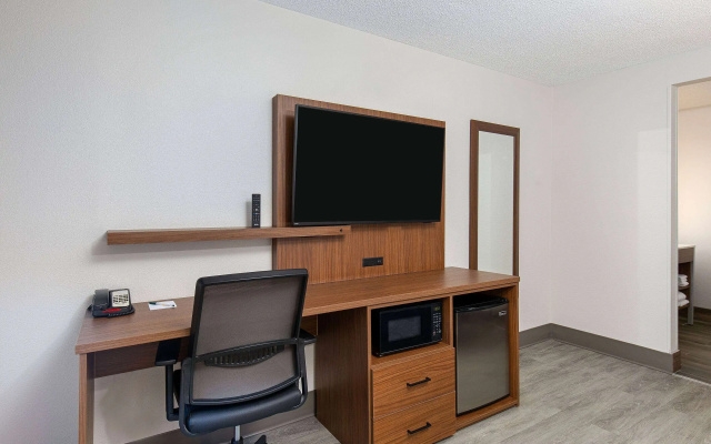 La Quinta Inn & Suites by Wyndham Nashville Airport