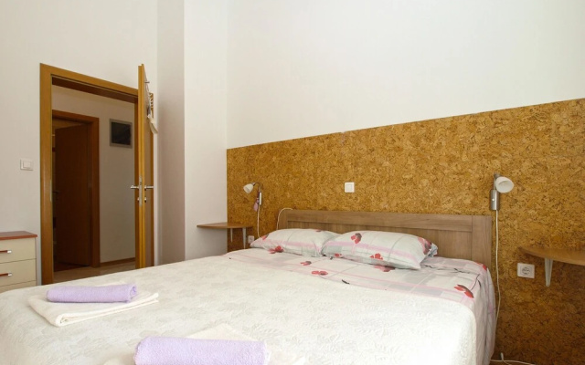 Apartment 1932