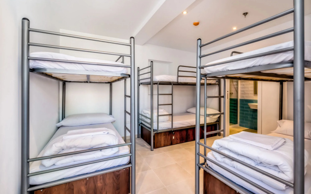 Hostel A2C - Adults Only