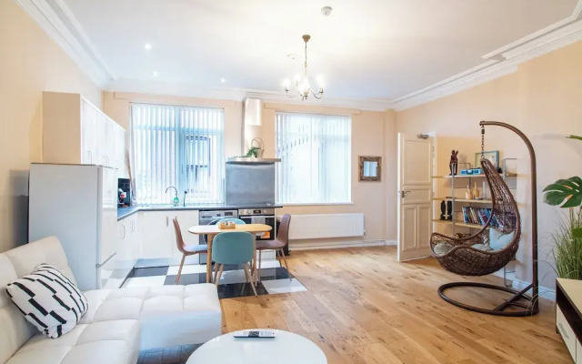 Creative & Cheerful Apartment by Avo in Sheffield