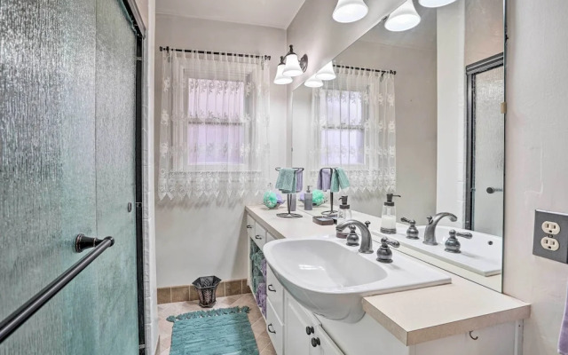 Hot Tub & Views: Spacious Getaway on Rogue River