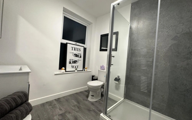 6 Bedroom 5 Shower rm House in Central Nottingham