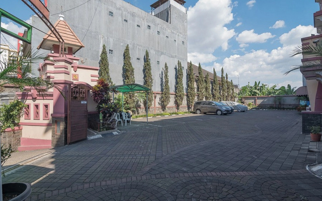 RedDoorz near Setrasari Mall 2