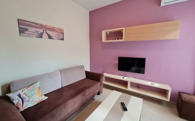2-bedroom, Sleeps 4, Free Parking