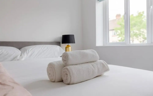 Contemporary 2 Bedroom in West London