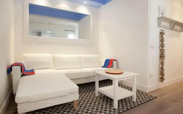 Bright 2 bedroom apt in 22@, close to the beach
