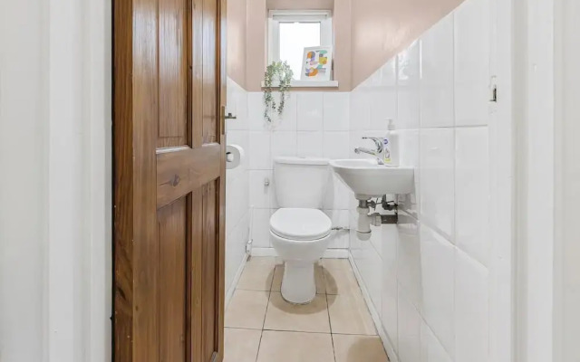Spacious 3-bed House With car Park Near Heathrow