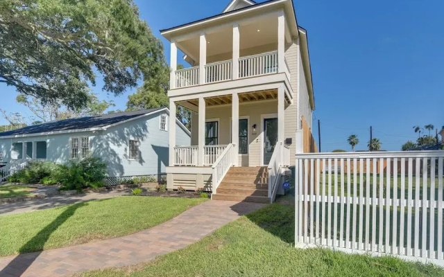 1 Mi to Ocean! Galveston Getaway w/ 2 Balconies