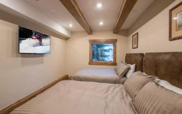 Villa Cortina with Easy Access to Gondola by RedAwning