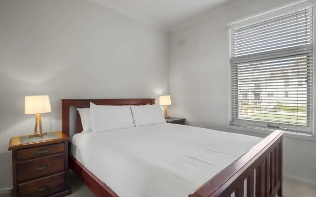 Central 2-bed Pad With Tennis Court,