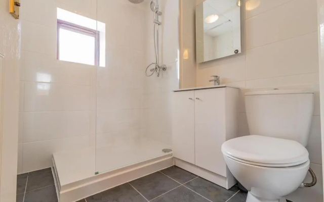 RiverView 1 Bed Apartment with Parking by CozyNest