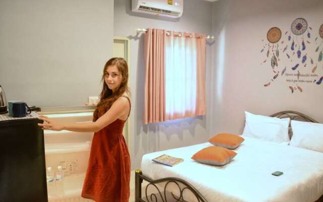 Хостел Sleepy Station Phuket вид на фасад