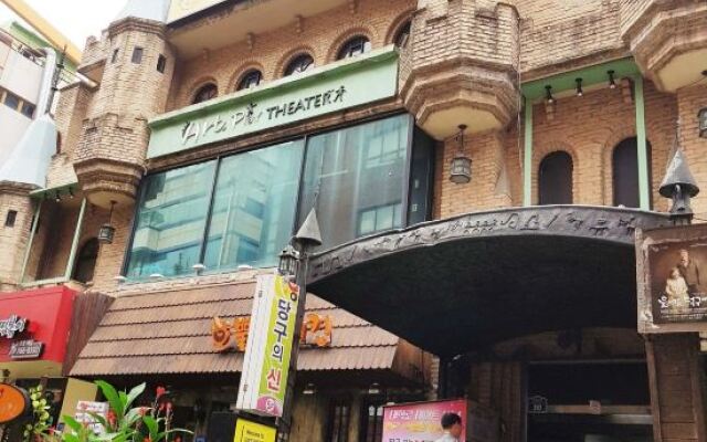 Отель 24 Guesthouse Daehakro Южная Корея, Сеул - отзывы, цены и фото номеров - забронировать отель 24 Guesthouse Daehakro онлайн вид на фасад