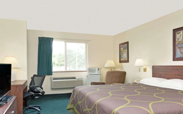 Super 8 by Wyndham Windsor