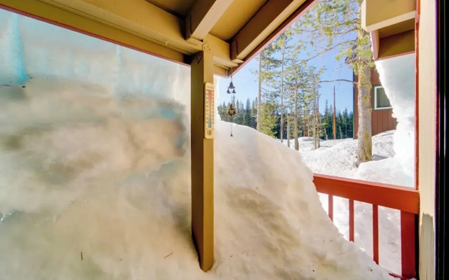 6 Mi to Sugar Bowl Resort: Soda Springs Cabin!