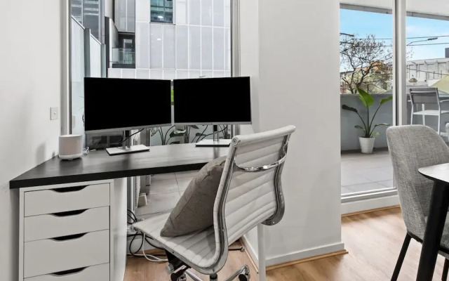 Sleek South Yarra 2-bed With Alfresco Dining