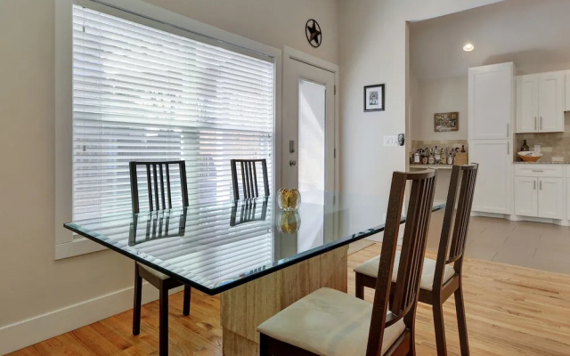 2BR Renovated Austin Coach House by RedAwning