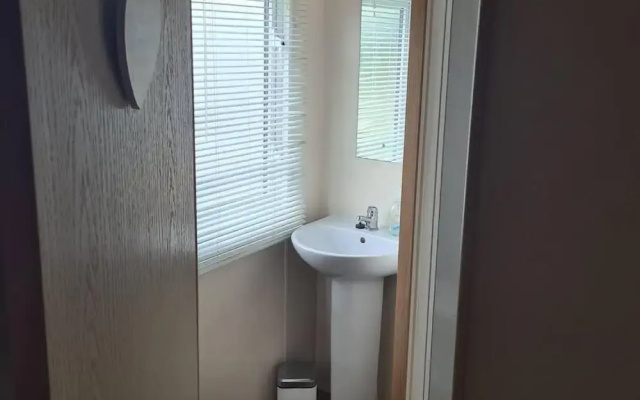 2 Bed Lodge - Sleeps 5 - Parking - Pets - Wifi