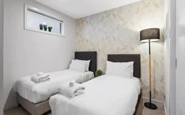 Stunning 2BR w/ Views Near Sky Tower- Zodiak Stays