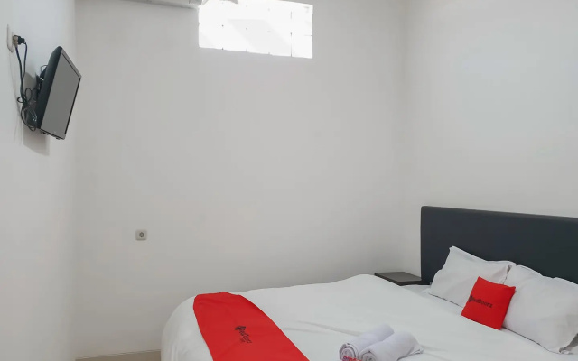 RedDoorz near Istana Plaza 3