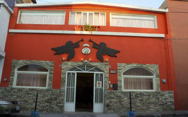 Отель Residencia Los Angeles Bed & Breakfast вид на фасад