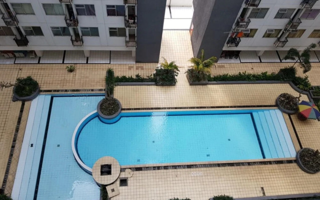 2Br Apartment with Pool View at the Jarrdin Cihampelas by Travelio