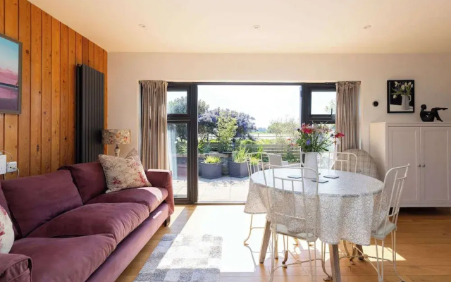 Spacious Coastal Retreat for 10 in West Wittering