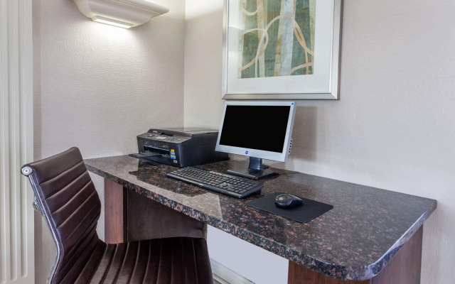 Days Inn & Suites by Wyndham Roseville/Detroit Area