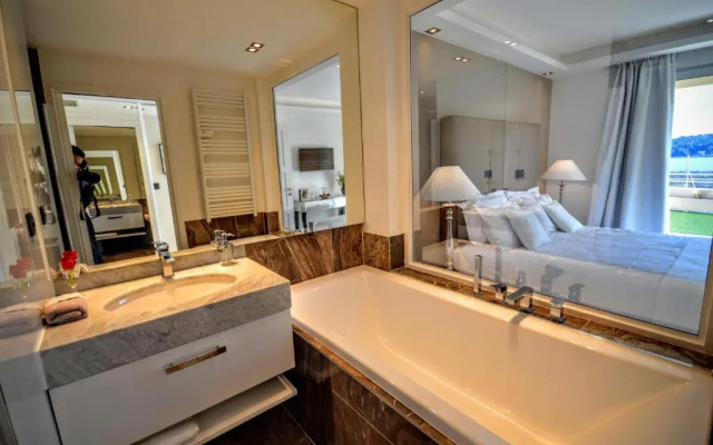 Deluxe apartment Villefranche Sea view front Terrace 230m2 with Jacuzzi