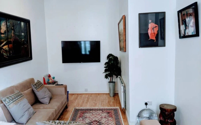 2 Bedroom North Kensington Apartment With Courtyard