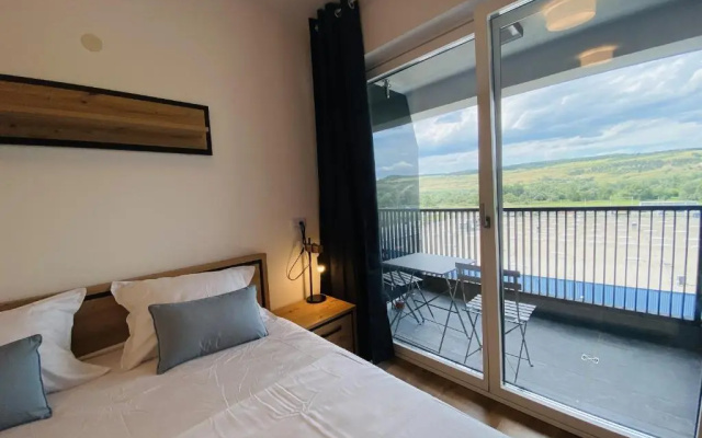 Deluxe Apartment with balcony and private parking in Colvmna Residence