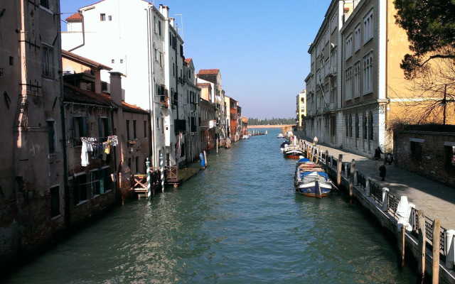 La Gondola - beautiful canal view