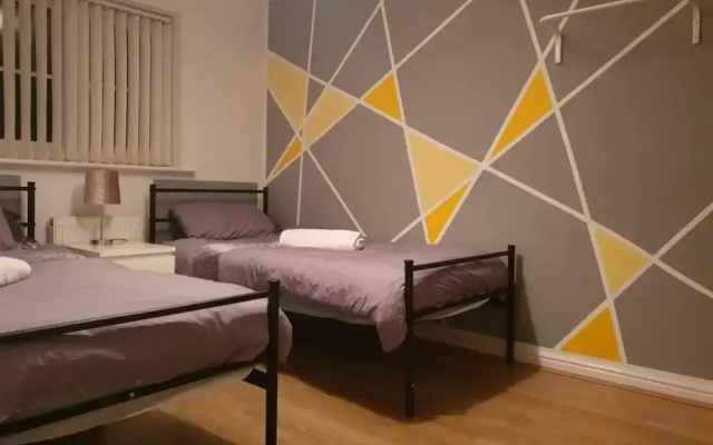 Charming Liverpool Home With Gardens and Parking