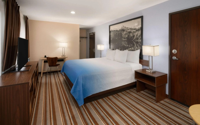 Super 8 by Wyndham Longmont/Twin Peaks