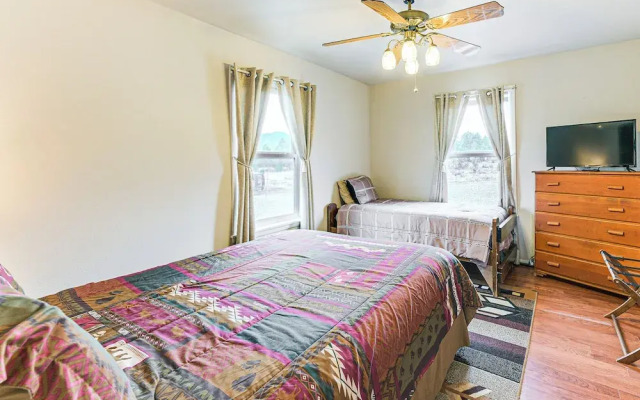 Quiet Pagosa Springs Cabin: Lake & Mountain Views!
