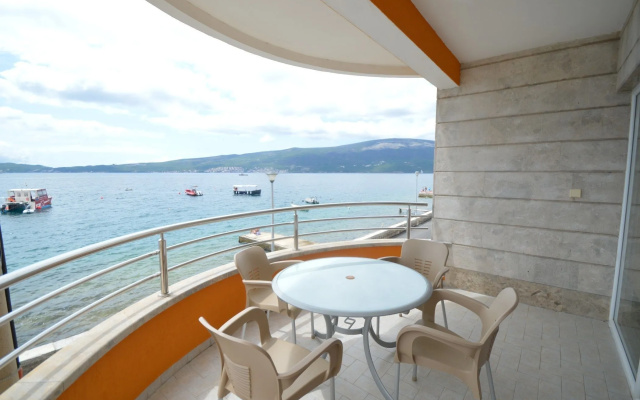 Seafront Apartment Bijela