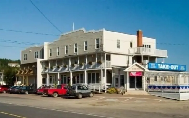 Parkland Village Inn