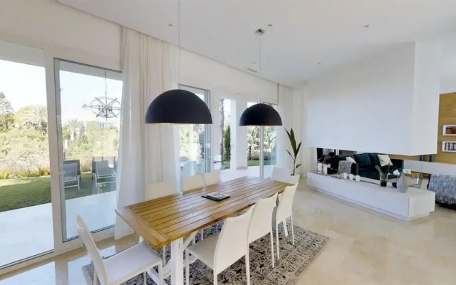 Exquisite Villa Near Beach - Heated Pool