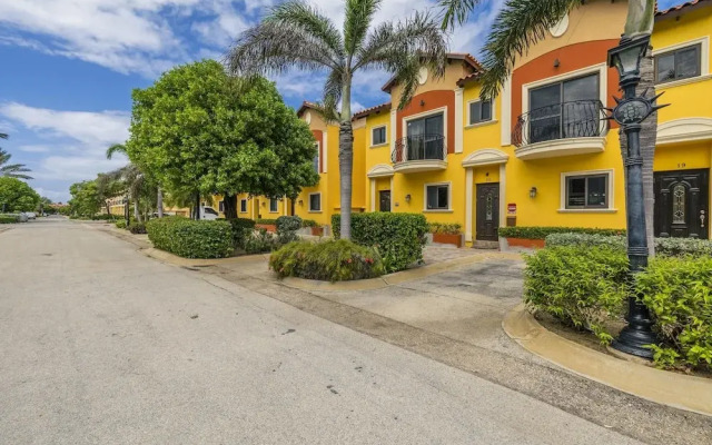 Gold Coast Townhome w Pools GYM 24 7 Security