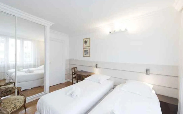 Apartment near Pont de Grenelle