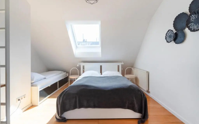 Vienna Roof Top Apartment with Terrace, Parking and AC