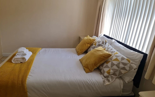 Stunning 4-bed House in Walsall