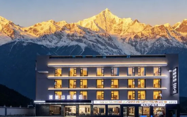 Mount Siguniang · Riverside Mountain Residence Hotel (Changping Valley Scenic Area)