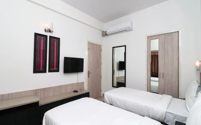 OYO 20016 SilverKey Huda City Centre