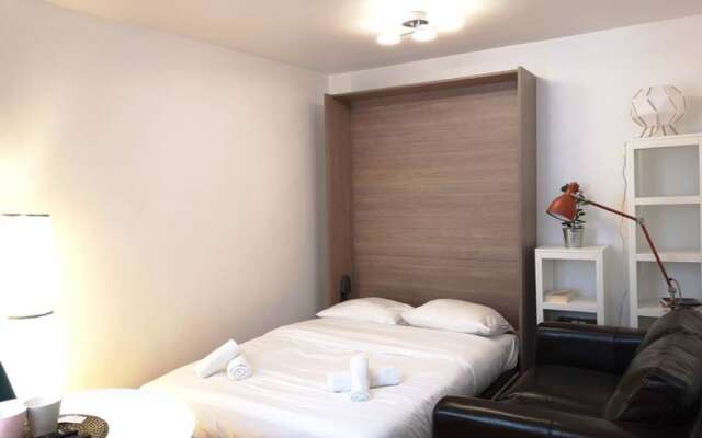 Апартаменты Renovated Studio Near Buttes Chaumont Париж комната для гостей
