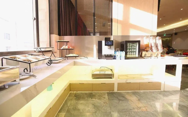 Jitai Hotel (Shanghai Train Station South Square)