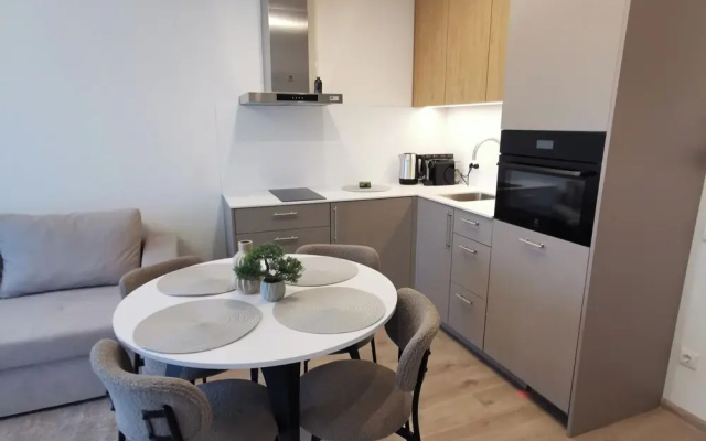 Kunigiskes Apt- Sleeps 4 - Pool & Hot Tub