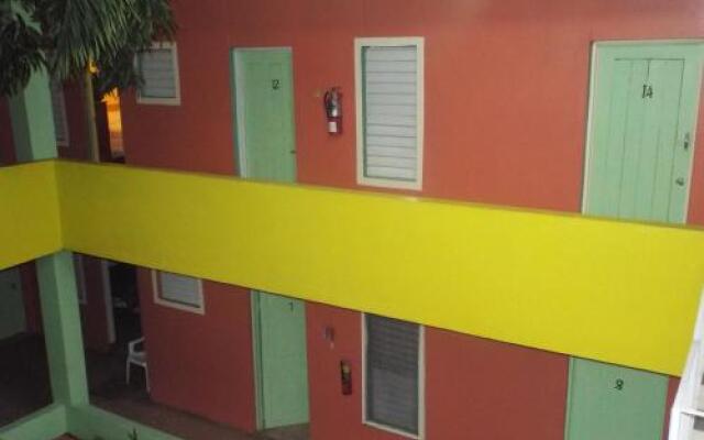Отель Tropical Court Inn вид на фасад